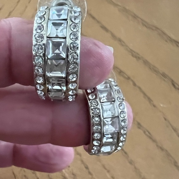 Jewelry - ***Donated***Clear stone classy earrings